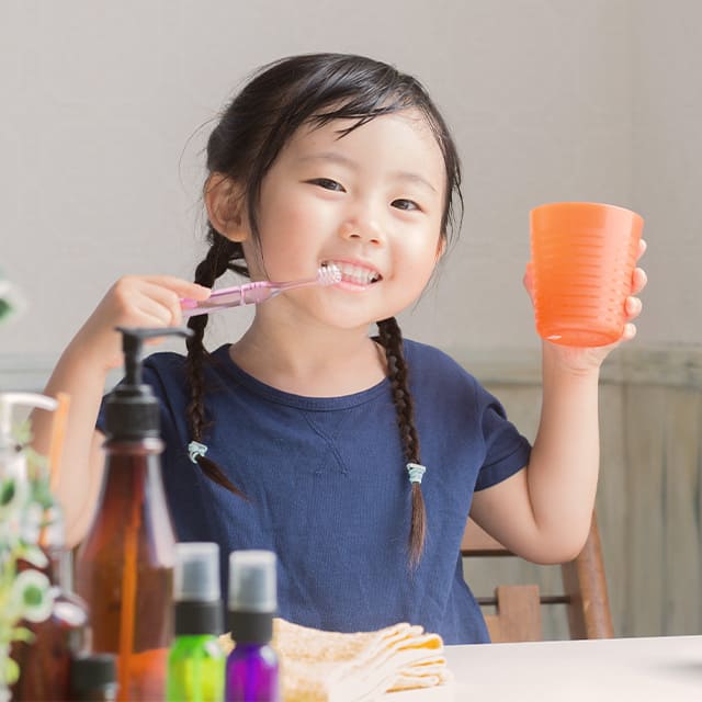 歯磨きしている子ども